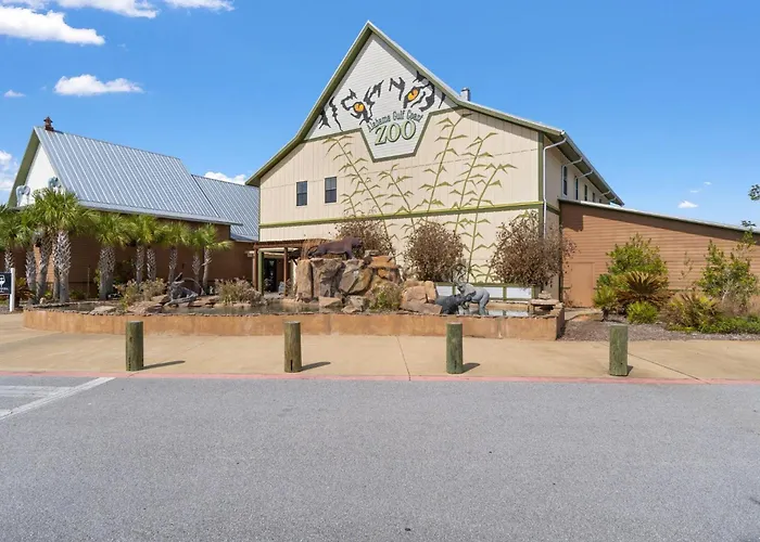 Holiday home Courageous House D